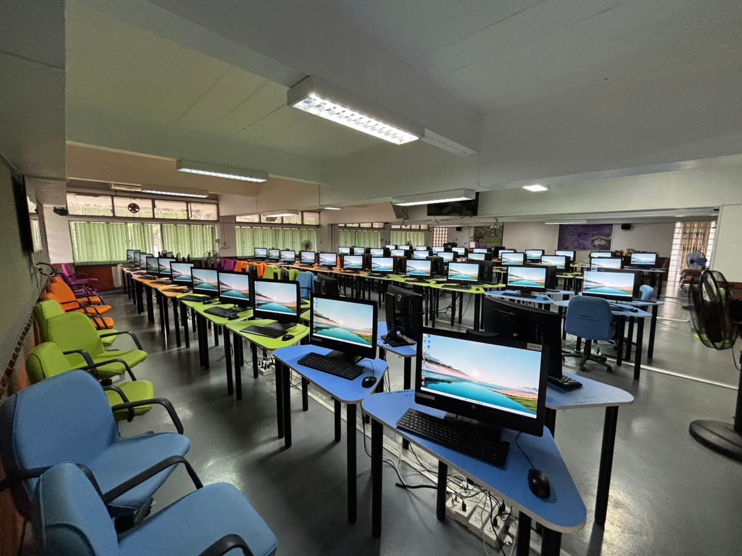 งานเทคโนโลยีสารสนเทศ ดำเนินงานขนย้ายเครื่ีองคอมพิวเตอร์ ไปยังอาคาร 41 คณะครุศาสตร์